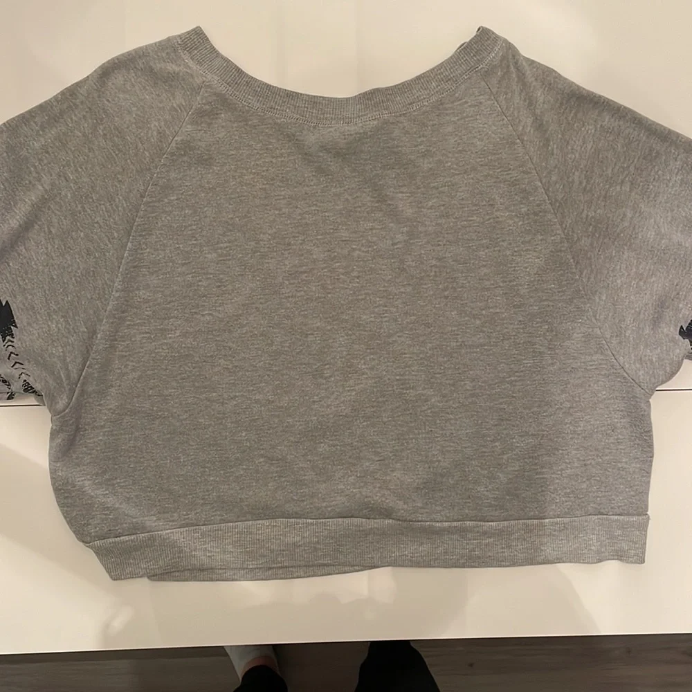 101 Ocean Parkway Women’s 3/4 length sleeve crop top. Size medium. - Picture 5 of 12